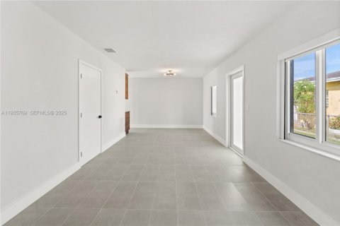 Casa en alquiler en Miami, Florida, 3 dormitorios, 152.73 m2 № 1993878 - foto 7