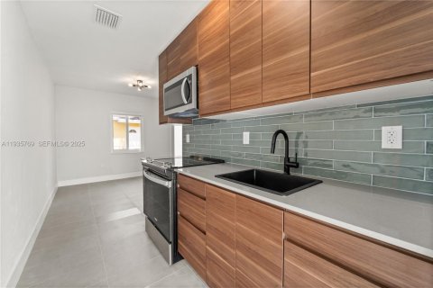 Casa en alquiler en Miami, Florida, 3 dormitorios, 152.73 m2 № 1993878 - foto 4