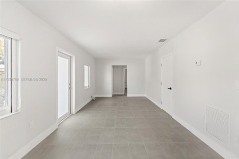 Casa en alquiler en Miami, Florida, 3 dormitorios, 152.73 m2 № 1993878 - foto 6