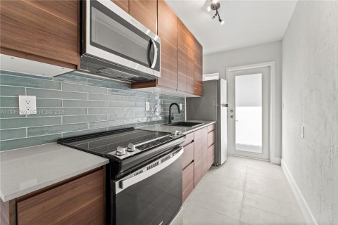 Casa en alquiler en Miami, Florida, 3 dormitorios, 152.73 m2 № 1993878 - foto 5