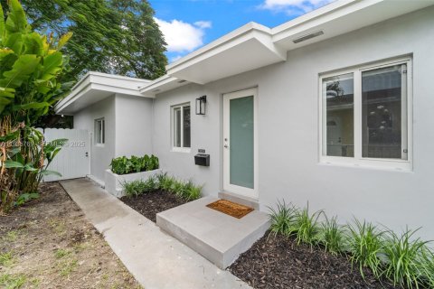 Casa en alquiler en Miami, Florida, 3 dormitorios, 152.73 m2 № 1993878 - foto 2