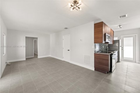 Casa en alquiler en Miami, Florida, 3 dormitorios, 152.73 m2 № 1993878 - foto 3