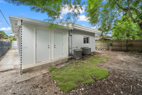Casa en alquiler en Miami, Florida, 3 dormitorios, 152.73 m2 № 1993878 - foto 18