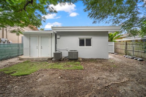 Casa en alquiler en Miami, Florida, 3 dormitorios, 152.73 m2 № 1993878 - foto 19