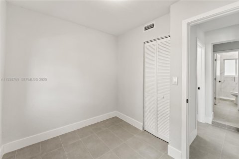 Casa en alquiler en Miami, Florida, 3 dormitorios, 152.73 m2 № 1993878 - foto 13