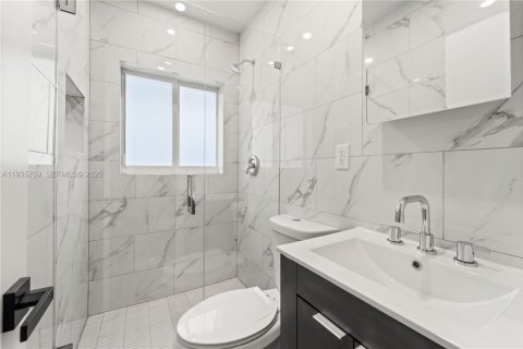 Casa en alquiler en Miami, Florida, 3 dormitorios, 152.73 m2 № 1993878 - foto 8