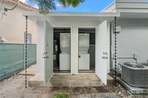 Casa en alquiler en Miami, Florida, 3 dormitorios, 152.73 m2 № 1993878 - foto 16