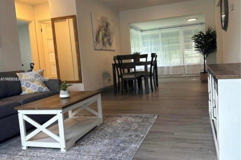 Villa ou maison à louer à North Miami Beach, Floride: 2 chambres, 89.65 m2 № 2011386 - photo 2