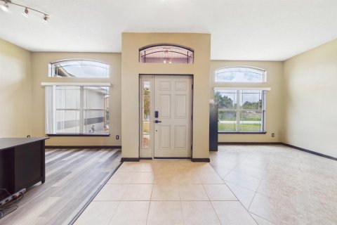 House in Palm Bay, Florida 3 bedrooms, 191.75 sq.m. № 2177481 - photo 2