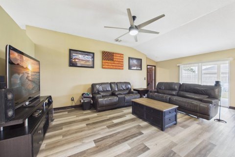 House in Palm Bay, Florida 3 bedrooms, 191.75 sq.m. № 2177481 - photo 8