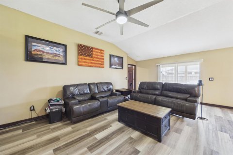 House in Palm Bay, Florida 3 bedrooms, 191.75 sq.m. № 2177481 - photo 9