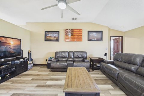 House in Palm Bay, Florida 3 bedrooms, 191.75 sq.m. № 2177481 - photo 7