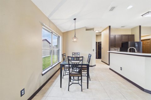 House in Palm Bay, Florida 3 bedrooms, 191.75 sq.m. № 2177481 - photo 23