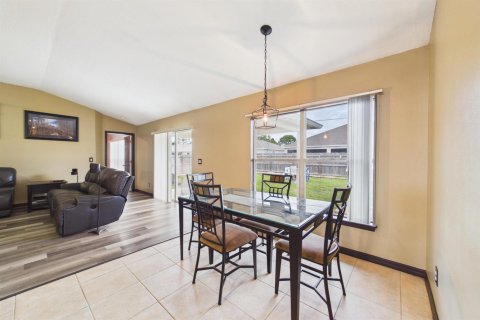House in Palm Bay, Florida 3 bedrooms, 191.75 sq.m. № 2177481 - photo 21