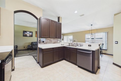 House in Palm Bay, Florida 3 bedrooms, 191.75 sq.m. № 2177481 - photo 13