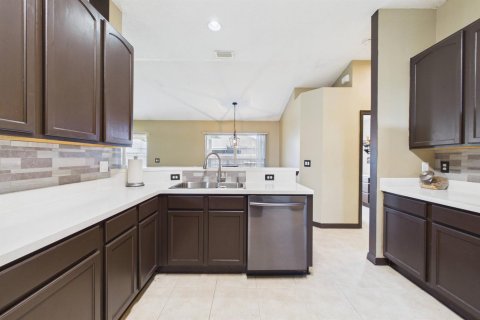 House in Palm Bay, Florida 3 bedrooms, 191.75 sq.m. № 2177481 - photo 14