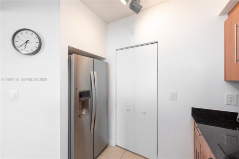 Condo in Miami, Florida, 3 bedrooms  № 2056858 - photo 17