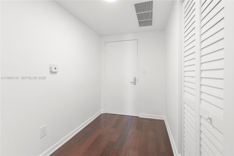 Condo in Miami, Florida, 3 bedrooms  № 2056858 - photo 13