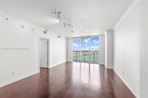 Condo in Miami, Florida, 3 bedrooms  № 2056858 - photo 1