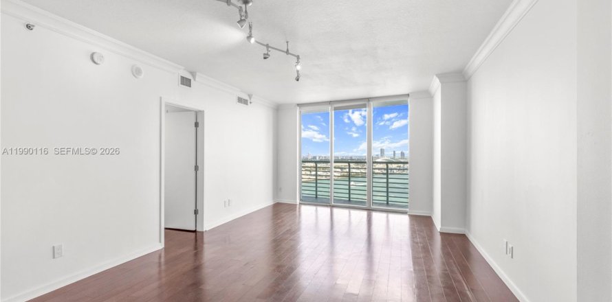 Condo in Miami, Florida, 3 bedrooms  № 2056858
