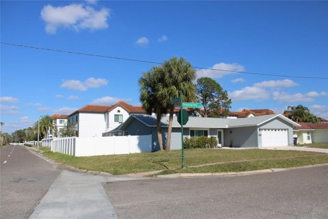House in Tampa, Florida 3 bedrooms, 185.8 sq.m. № 1616814 - photo 2