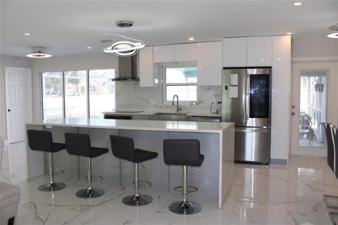 House in Tampa, Florida 3 bedrooms, 185.8 sq.m. № 1616814 - photo 3
