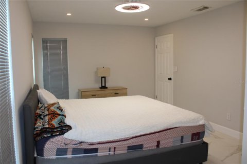 House in Tampa, Florida 3 bedrooms, 185.8 sq.m. № 1616814 - photo 8