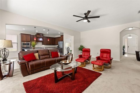 House in Apopka, Florida 4 bedrooms, 212.93 sq.m. № 2208711 - photo 3