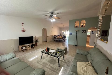 Villa ou maison à vendre à Kissimmee, Floride: 4 chambres, 159.7 m2 № 2123152 - photo 10