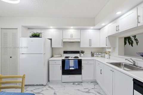 Condominio en Pembroke Pines, Florida, 2 dormitorios № 2090862