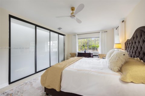 House in Miami Shores, Florida 4 bedrooms, 240.52 sq.m. № 1872205 - photo 19