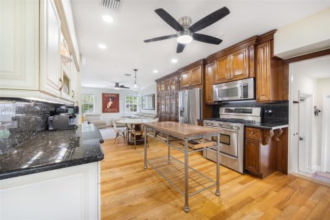 House in Miami Shores, Florida 4 bedrooms, 240.52 sq.m. № 1872205 - photo 16
