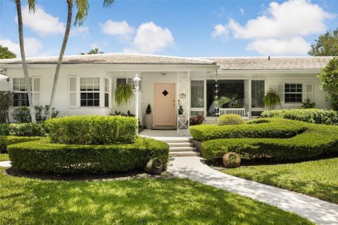 House in Miami Shores, Florida 4 bedrooms, 240.52 sq.m. № 1872205 - photo 1