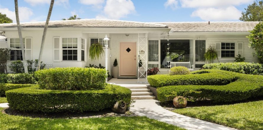 House in Miami Shores, Florida 4 bedrooms, 240.52 sq.m. № 1872205