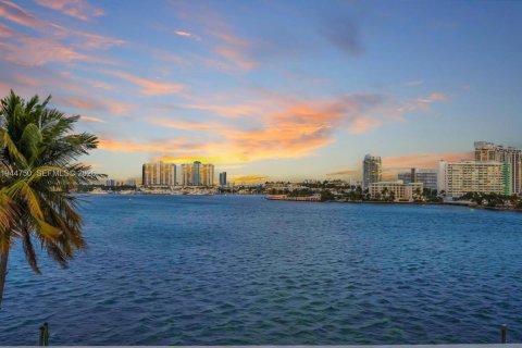 House in Miami Beach, Florida 5 bedrooms, 376.44 sq.m. № 2019851 - photo 2