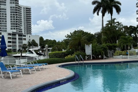Condo in Aventura, Florida, 2 bedrooms  № 1694643 - photo 16