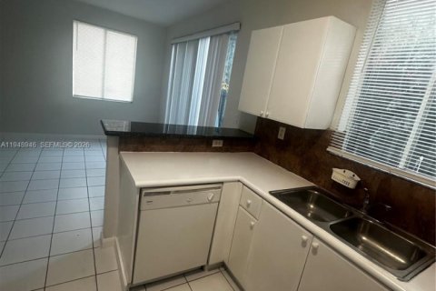 Снять в аренду таунхаус в Хомстед, Флорида 4 спальни, 132.2м2, № 2004719 - фото 11