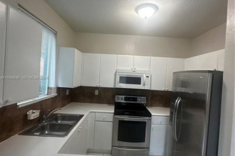 Снять в аренду таунхаус в Хомстед, Флорида 4 спальни, 132.2м2, № 2004719 - фото 13