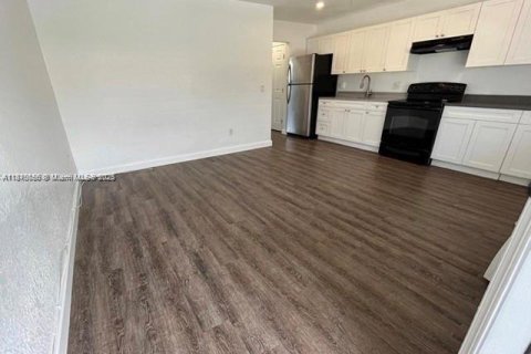 Apartamento en alquiler en Fort Lauderdale, Florida, 1 dormitorio, 236.25 m2 № 1897035 - foto 2
