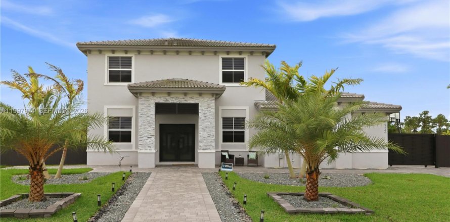 House in Homestead, Florida 5 bedrooms, 321.07 sq.m. № 2063710