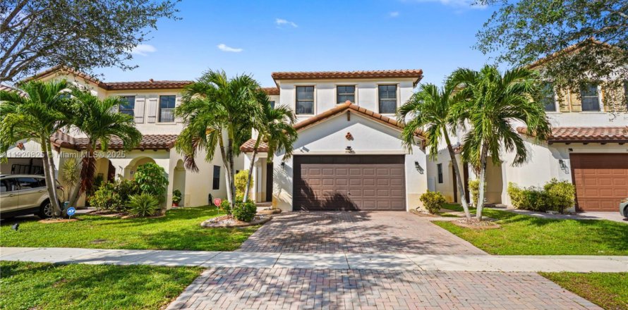 Villa ou maison à Miramar, Floride 4 chambres, 193.24 m2 № 1975255