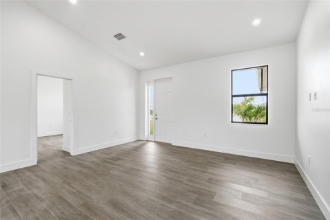 Villa ou maison à vendre à Cape Coral, Floride: 4 chambres, 153.94 m2 № 2398684 - photo 4