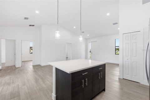 Villa ou maison à vendre à Cape Coral, Floride: 4 chambres, 153.94 m2 № 2398684 - photo 13