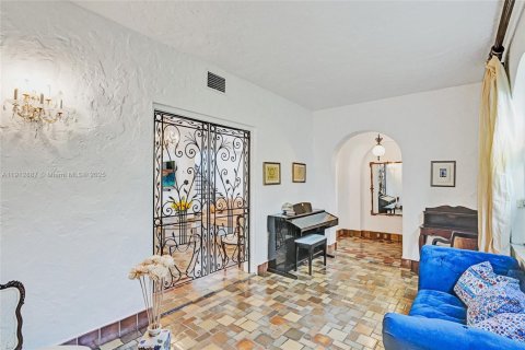 Casa en venta en Miami Beach, Florida, 8 dormitorios, 404.87 m2 № 2019271 - foto 19