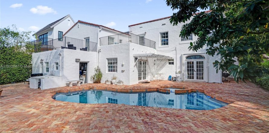 Casa en Miami Beach, Florida 8 dormitorios, 404.87 m2 № 2019271