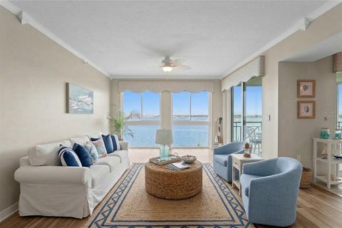 Condo in Saint Petersburg, Florida, 2 bedrooms № 2213417 - photo 12