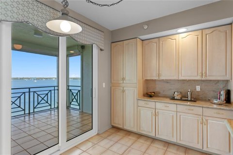 Condo in Saint Petersburg, Florida, 2 bedrooms № 2213417 - photo 22