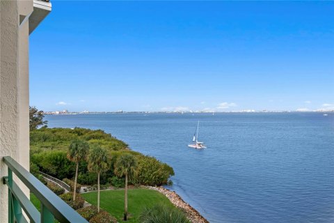 Condo in Saint Petersburg, Florida, 2 bedrooms № 2213417 - photo 8