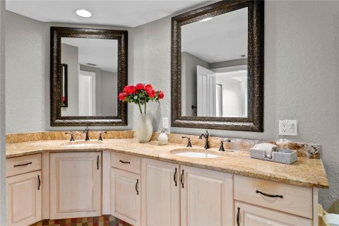 Condo in Saint Petersburg, Florida, 2 bedrooms № 2213417 - photo 27