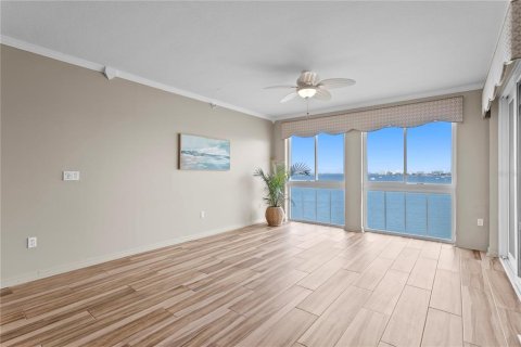 Condo in Saint Petersburg, Florida, 2 bedrooms № 2213417 - photo 13
